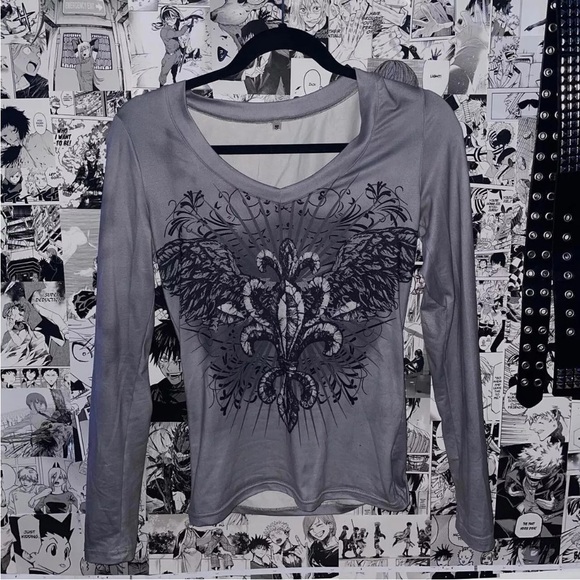 NWT Y2K Inspired Fleur De Lis Grunge Long Sleeve V Neck Shirt Graphic Top Small - Picture 5 of 9